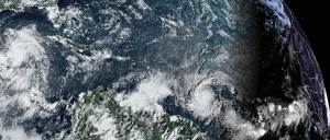 Dieses Satellitenbild der National Oceanic and Atmospheric Administration (NOAA), aufgenommen um 16:20 Uhr EDT, zeigt den Hurrikan Beryl, unten in der Mitte rechts, wie er sich am Samstag, den 29. Juni 2024, über dem Atlantik verstärkt und auf die südöstliche Karibik zurollt. 