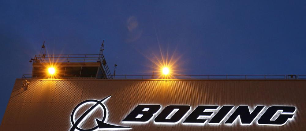 Ein Flugzeug fliegt am 19. Oktober 2015 auf dem Boeing Field in Seattle über ein Schild des neu erweiterten 737-Auslieferungszentrums von Boeing. Der kriselnde Flugzeugbauer Boeing holt laut einem Medienbericht den wichtigen Zulieferer Spirit Aerosystems wieder zurück unter das Konzerndach.