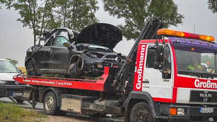 Der Unfallwagen liegt auf einem Abschlepper nahe Schönburg in Sachsen-Anhalt.
