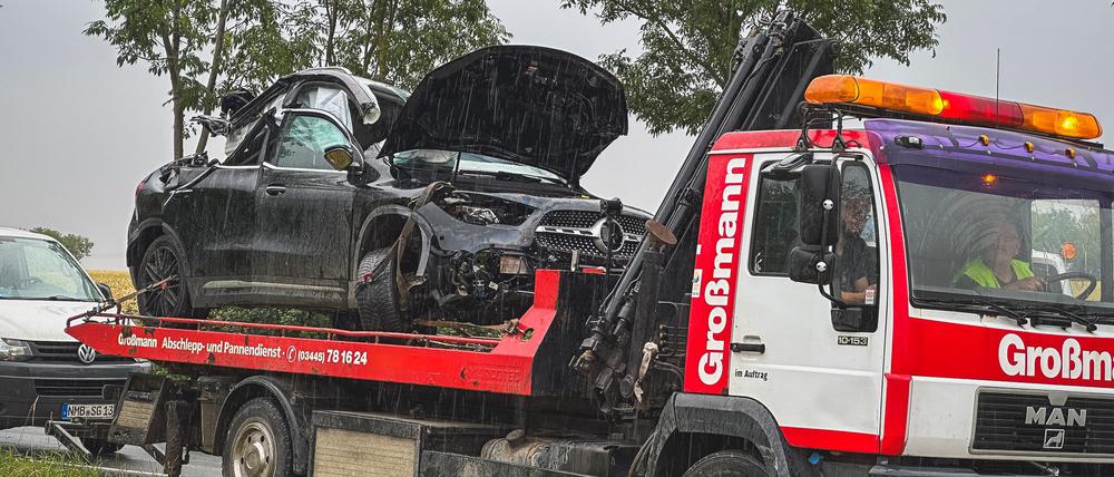Der Unfallwagen liegt auf einem Abschlepper nahe Schönburg in Sachsen-Anhalt.