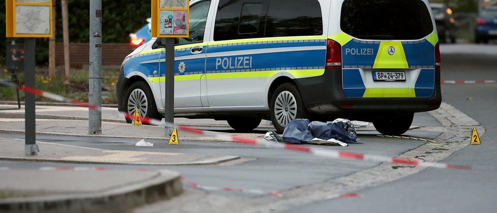 Ein Blick auf den Tatort nach einem größeren Polizeieinsatz am Bahnhof in Mittelfranken. Nach einem Messerangriff auf Bundespolizisten ist es in Lauf an der Pegnitz nahe Nürnberg zu einem polizeilichen Schusswaffengebrauch gekommen.