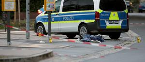 Ein Blick auf den Tatort nach einem größeren Polizeieinsatz am Bahnhof in Mittelfranken. Nach einem Messerangriff auf Bundespolizisten ist es in Lauf an der Pegnitz nahe Nürnberg zu einem polizeilichen Schusswaffengebrauch gekommen. 
