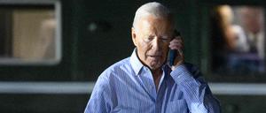 US-Präsident Joe Biden telefoniert, während er die Air Force One verlässt (Archivbild vom 29. Juni 2024).