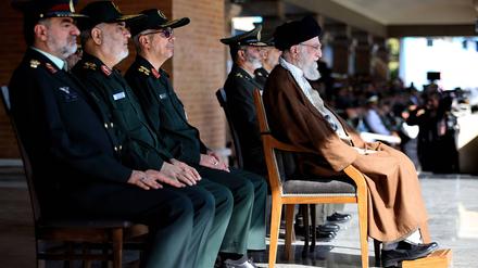 In ihren Händen ist Irans Macht konzentriert: Revolutionsführer Ali Chamenei (r.) und hochrangige Vertreter der Revolutionsgarde.