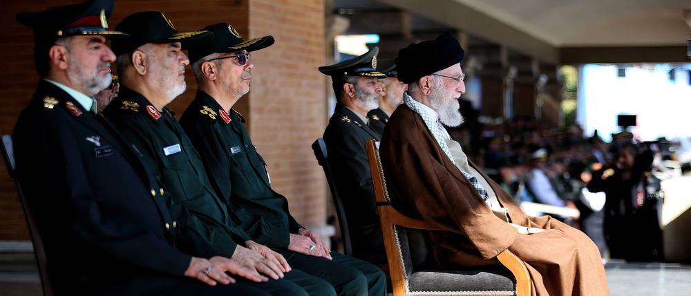 In ihren Händen ist Irans Macht konzentriert: Revolutionsführer Ali Chamenei (r.) und hochrangige Vertreter der Revolutionsgarde.