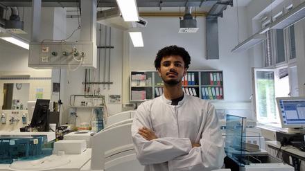 Anas H. macht eine Ausbildung zum Medizinischen Technologen für Laboratoriumsanalytik.