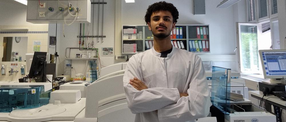 Anas H. macht eine Ausbildung zum Medizinischen Technologen für Laboratoriumsanalytik.