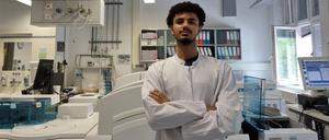 Anas H. macht eine Ausbildung zum Medizinischen Technologen für Laboratoriumsanalytik.