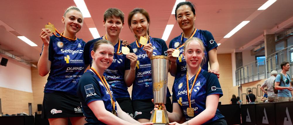 Das Meisterteam des TTC Eastside: Sabina Surjan, Nina Mittelham, Shan Xiaona, Ding Yaping (hintere Reihe v. li.), Britt Eerland und Josephina Neumann (vordere Reihe v. li.).