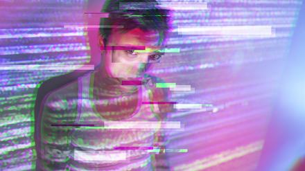 Ist es ein Mensch, oder eine Maschine? Das ist die entscheidene Frage beim Turing-Test. Auch auf dem Bild ist schwer zu erkennen, ob es sich um einen Code oder einen Menschen handelt.