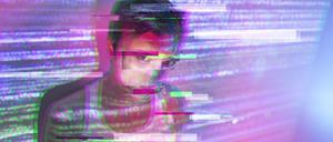 Ist es ein Mensch, oder eine Maschine? Das ist die entscheidene Frage beim Turing-Test. Auch auf dem Bild ist schwer zu erkennen, ob es sich um einen Code oder einen Menschen handelt.