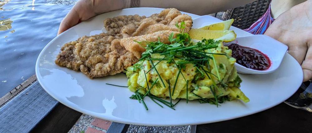 Ungewöhnlich bleich: Wiener Schnitzel mit Kartoffelsalat