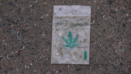 Ein Beutel mit Cannabis-Symbol und Inhalt. 