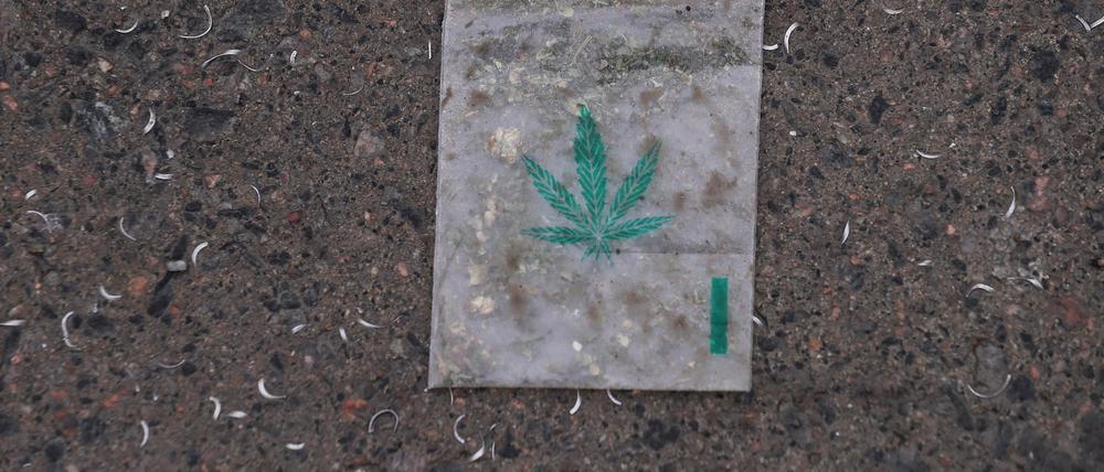 Ein Beutel mit Cannabis-Symbol und Inhalt. 
