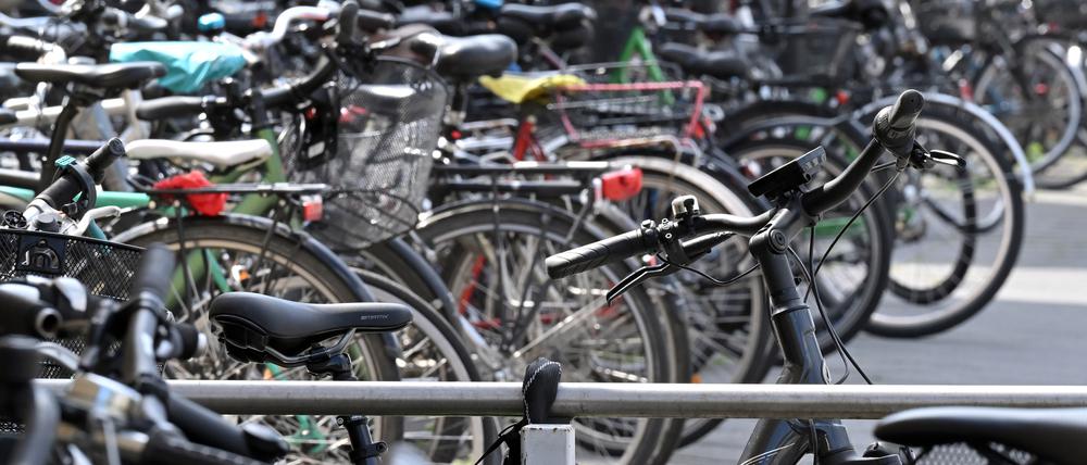 Fahrräder am Potsdamer Hauptbahnhof: Viele Wege werden mit dem Fahrrad zurückgelegt.