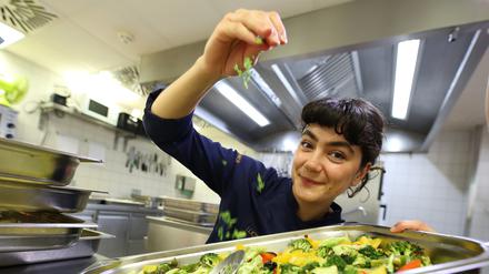 Die 22-jährige Köchin Lucie Fischer Chapalain hat ihre Ausbildung in der Theaterklause gemacht und mehrere Preise gewonnen.