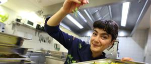 Die 22-jährige Köchin Lucie Fischer Chapalain hat ihre Ausbildung in der Theaterklause gemacht und mehrere Preise gewonnen.
