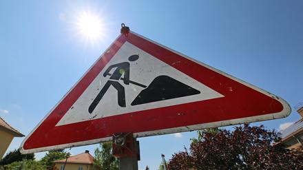 Ein Verkehrsschild weist auf Bauarbeiten hin. (Symbolbild)