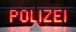 Ein Mann ist bei Trebenow mit seinem Auto gegen einen Baum gestoßen und gestoßen. Die Unfallursache ist unklar, das Auto wird laut Polizei untersucht.