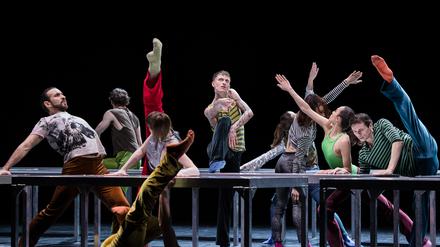 Zu Tisch: Szene aus William Forsythes „One flat thing, reproduced“.