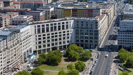 Blick von oben auf den Potsdamer Platz mit der Leipziger Straße und der Mall of Berlin.