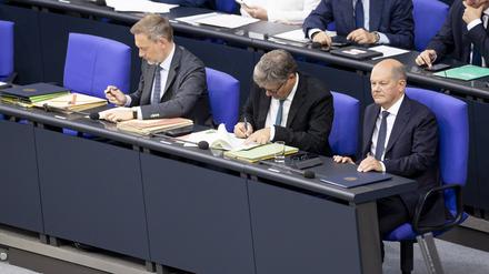 Sie müssen den Streit klären: Kanzler Olaf Scholz, Wirtschaftsminister Robert Habeck und Finanzminister Christian Lindner (von rechts).