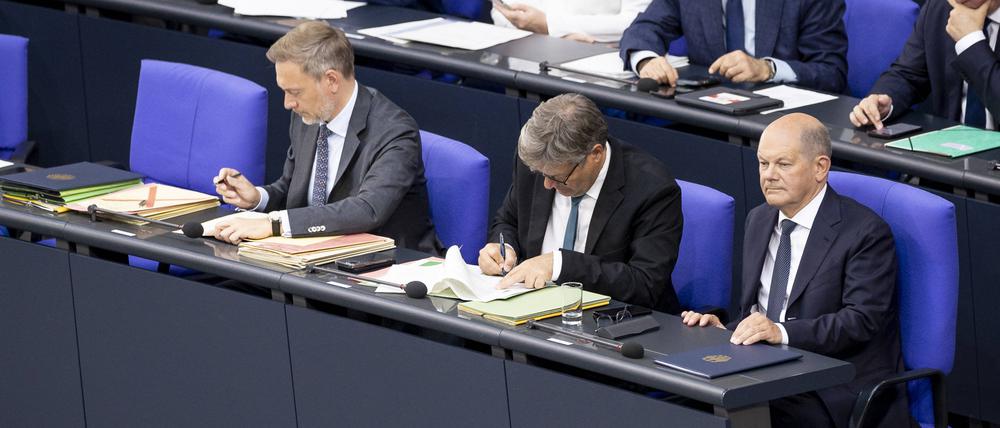 Sie müssen den Streit klären: Kanzler Olaf Scholz, Wirtschaftsminister Robert Habeck und Finanzminister Christian Lindner (von rechts).