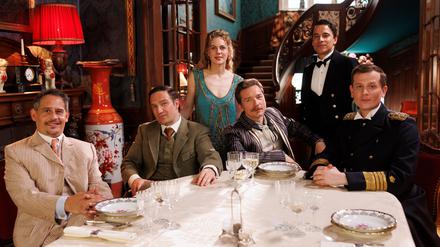 Moritz Bleibtreu spielt Mr. Pommeroy (v.l.n.r.), Frederick Lau als Mr. Winterbottom, Alicia von Rittberg gibt Miss Sophie, Jacob Matschenz als Sir Toby, Kostja Ullmann spielt Butler James sowie Christoph Schechinger als Admiral von Schneider 