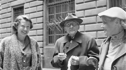 Schrödinger nach seiner Antrittsvorlesung an der Universität Wien, 1956. Die Namen der Frauen sind auf dem Foto leider nicht vermerkt.