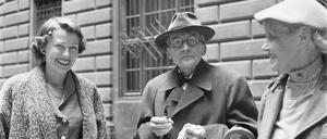Schrödinger nach seiner Antrittsvorlesung an der Universität Wien, 1956. Die Namen der Frauen sind auf dem Foto leider nicht vermerkt.