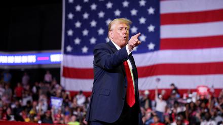 Der ehemalige US-Präsident und republikanische Präsidentschaftskandidat Donald Trump gestikuliert während einer Wahlkampfveranstaltung in Philadelphia.
