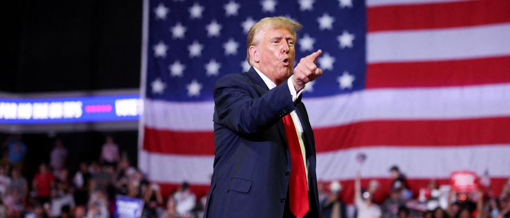 Der ehemalige US-Präsident und republikanische Präsidentschaftskandidat Donald Trump gestikuliert während einer Wahlkampfveranstaltung in Philadelphia. 