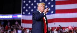 Der ehemalige US-Präsident und republikanische Präsidentschaftskandidat Donald Trump gestikuliert während einer Wahlkampfveranstaltung in Philadelphia. 