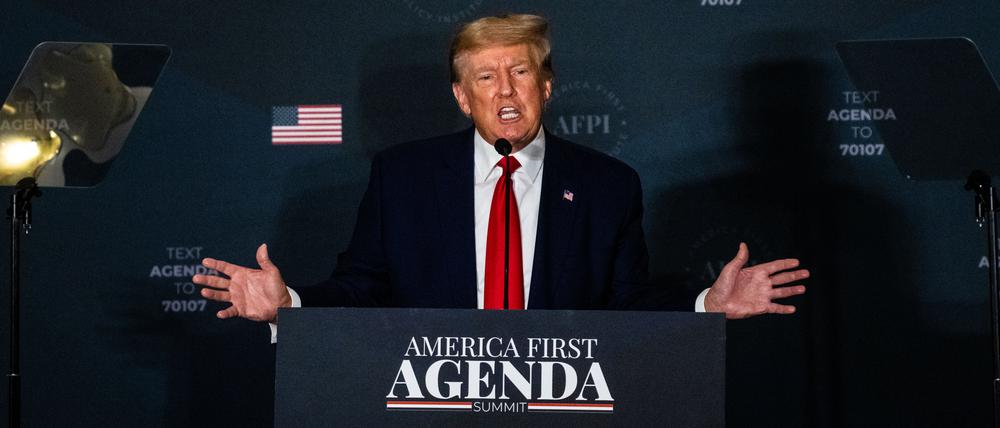 Der Präsidentschaftskandidat Donald Trump spricht am Dienstag, den 26. Juli 2022, beim America First Agenda-Gipfel des America First Policy Institute im Marriott Marquis in Washington, DC. Der gemeinnützige Think Tank wurde letztes Jahr von ehemaligen gegründet Kabinettsmitglieder und Spitzenbeamte der Trump-Administration, um Plattformen zu schaffen, die auf seiner Politik basieren. 