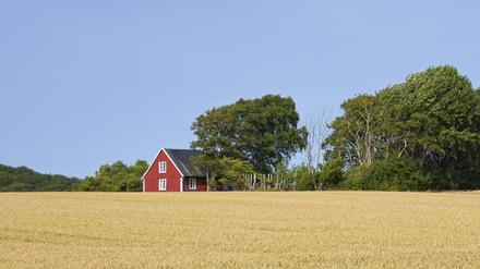 Einsames traditionelles rotes Holzhaus in Südschweden.