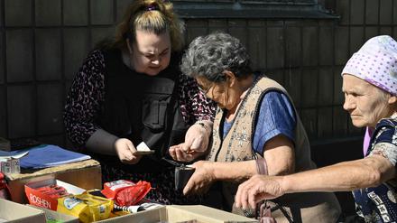 Rentenauszahlungen in Novoselydivka.