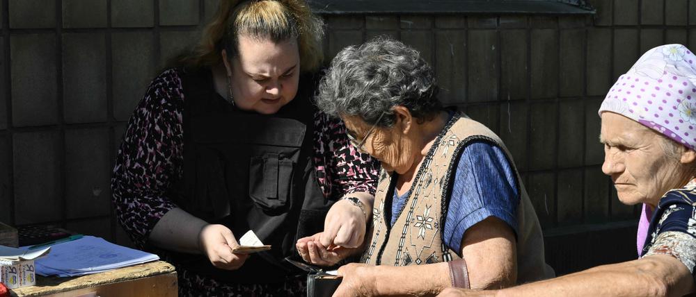 Rentenauszahlungen in Novoselydivka.