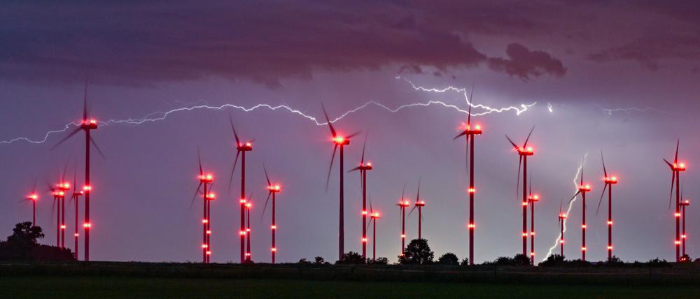 Blinkende Windräder in Brandenburg.