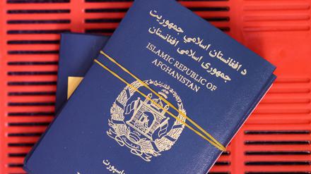 Afghanische Reisepässe liegen zur weiteren Bearbeitung in Körben in einem Büro der deutschen Botschaft. Im Hauptgebäude der Botschaft Deutschlands in Pakistan in Islamabad befindet sich die Rechts- und Konsularabteilung, in der die Visa für geflüchtete Afghaninnen und Afghanen bearbeitet werden. 