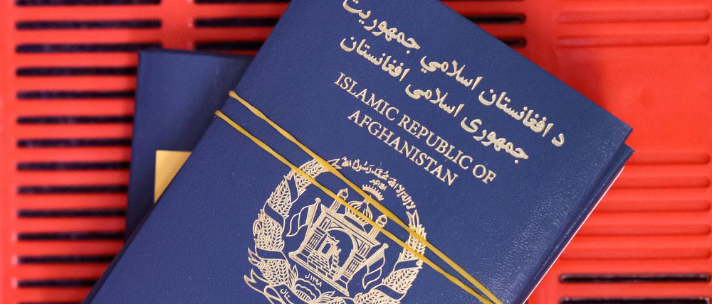 Afghanische Reisepässe liegen zur weiteren Bearbeitung in Körben in einem Büro der deutschen Botschaft. Im Hauptgebäude der Botschaft Deutschlands in Pakistan in Islamabad befindet sich die Rechts- und Konsularabteilung, in der die Visa für geflüchtete Afghaninnen und Afghanen bearbeitet werden.
