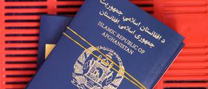 Afghanische Reisepässe liegen zur weiteren Bearbeitung in Körben in einem Büro der deutschen Botschaft. Im Hauptgebäude der Botschaft Deutschlands in Pakistan in Islamabad befindet sich die Rechts- und Konsularabteilung, in der die Visa für geflüchtete Afghaninnen und Afghanen bearbeitet werden. 