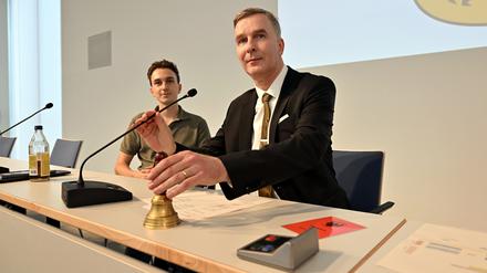 Der neue Vorsitzende der Stadtverordnetenversammlung,  Hagen Wegewitz (SPD). Daneben sitzt Benjamin Körn von Volt, jetzt auch Mitglied der Grünen-Fraktion.
