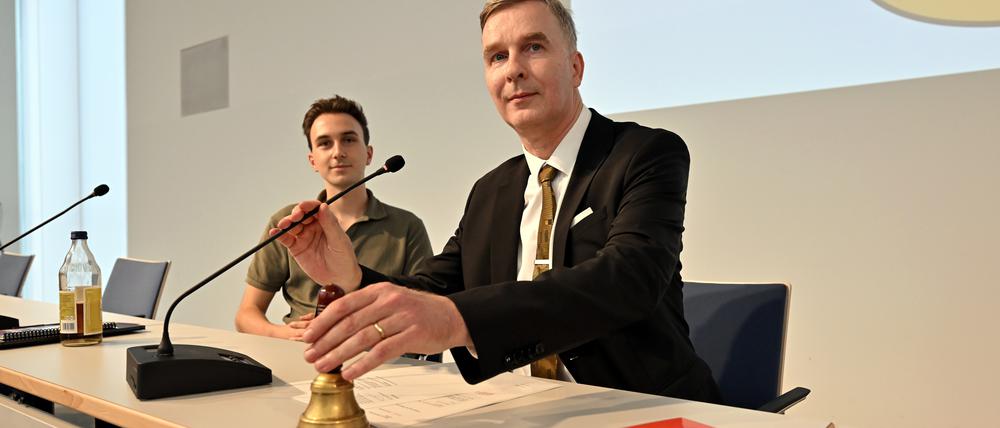Der neue Vorsitzende der Stadtverordnetenversammlung, Hagen Wegewitz (SPD). Daneben sitzt Benjamin Körn von Volt, jetzt auch Mitglied der Grünen-Fraktion.