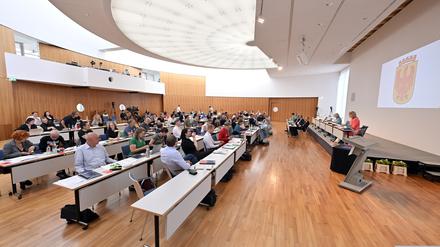 Die Stadtverordneten bei ihrer konstituierenden Sitzung am 1. Juli. 