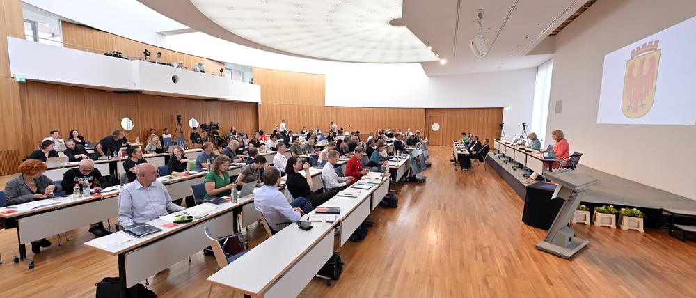 Die Stadtverordneten bei ihrer konstituierenden Sitzung am 1. Juli.