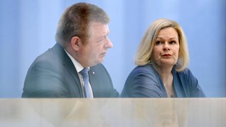Thomas Haldenwang und Nancy Faeser bei der Bundespressekonferenz.