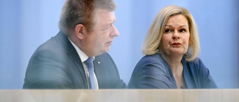 Bundesinnenministerin Faeser und Verfassungsschutz-Präsident Haldenwang