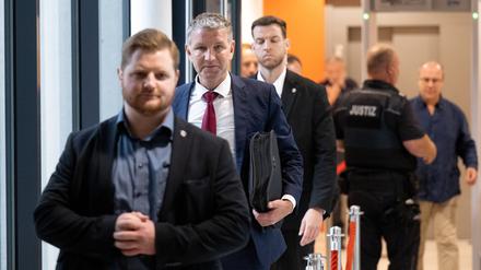 Björn Höcke (2.v.l), Vorsitzender der Thüringer AfD, kommt ins Landgericht Halle/Saale.