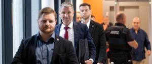 Björn Höcke (2.v.l), Vorsitzender der Thüringer AfD, kommt ins Landgericht Halle/Saale.