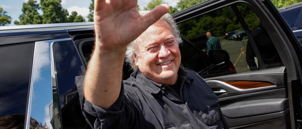 Steve Bannon auf dem Weg ins Gefängnis.